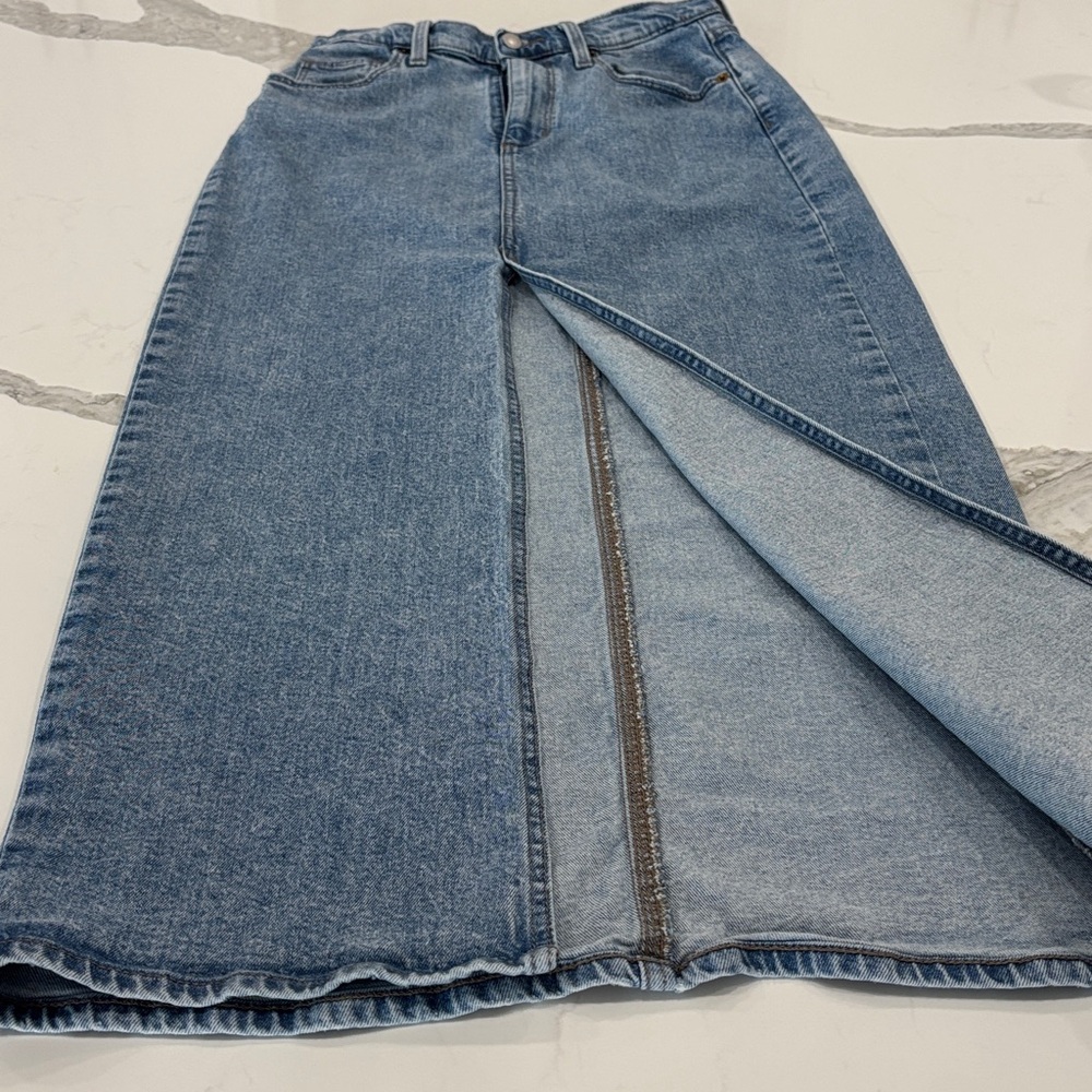 Universal Thread medium wash Blue‎ Denim Skirt women’s size 4 in great condition - Picture 2 of 8